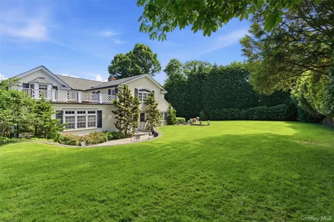 $4,345,000 | 2 Shore Drive, Manhasset, NY 11030