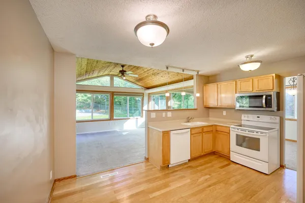 $3,100 | 8106 Dakota Lane, Chanhassen, MN 55317