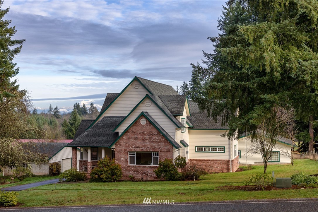 534 Tennessee Road Winlock, WA 98596 - Photo 1 of 40 a front view of a house with a yard