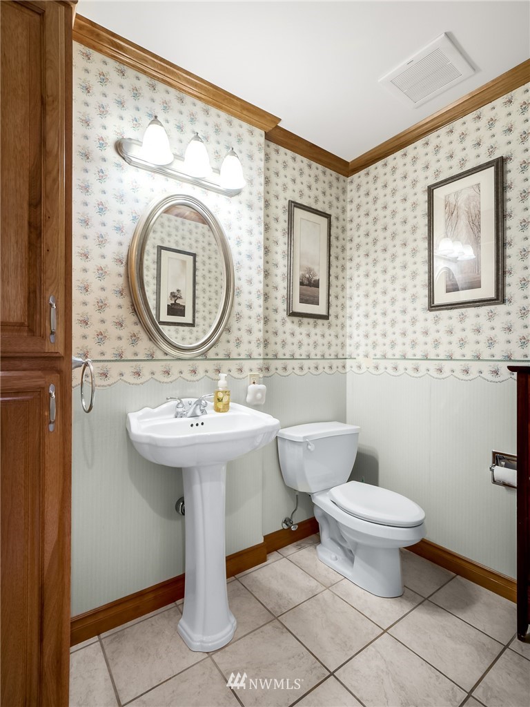 534 Tennessee Road Winlock, WA 98596 - Photo 12 of 40 a bathroom with a sink and a mirror