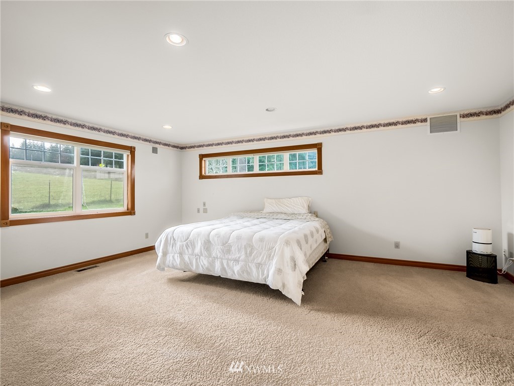 534 Tennessee Road Winlock, WA 98596 - Photo 14 of 40 a bedroom with a bed and a window