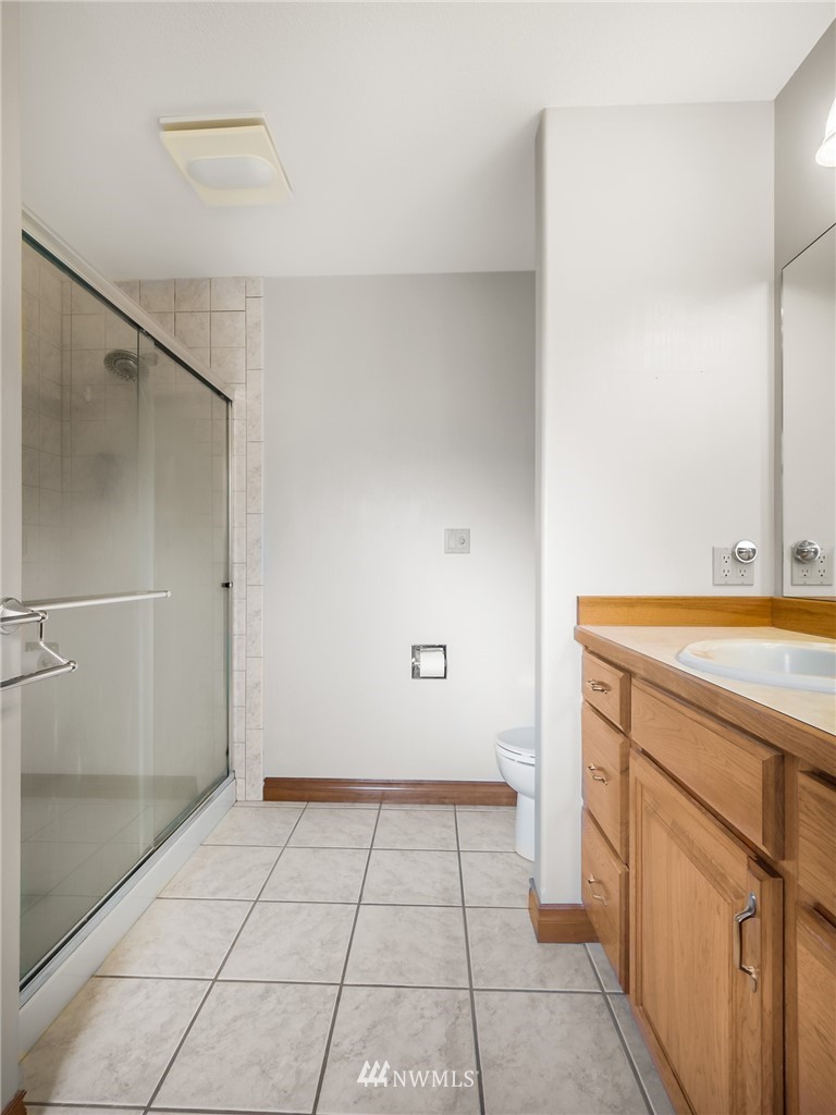 534 Tennessee Road Winlock, WA 98596 - Photo 16 of 40 a bathroom with a sink a vanity and a mirror