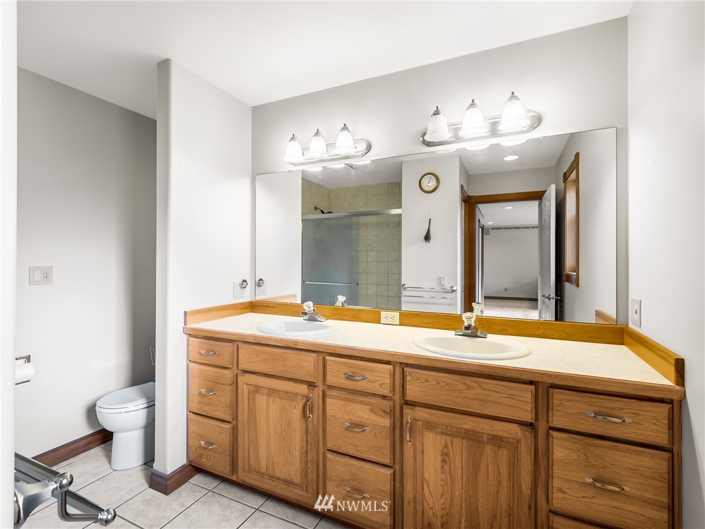 534 Tennessee Road Winlock, WA 98596 - Photo 17 of 40 a spacious bathroom with a granite countertop sink and a mirror