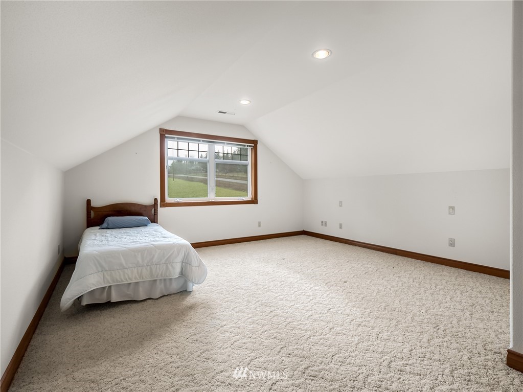 534 Tennessee Road Winlock, WA 98596 - Photo 19 of 40 a room with a bed and a window