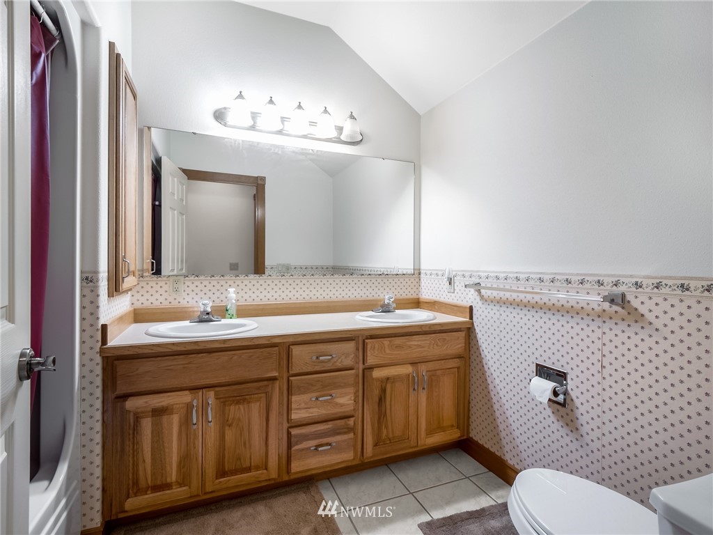 534 Tennessee Road Winlock, WA 98596 - Photo 20 of 40 a bathroom with a toilet a sink and mirror