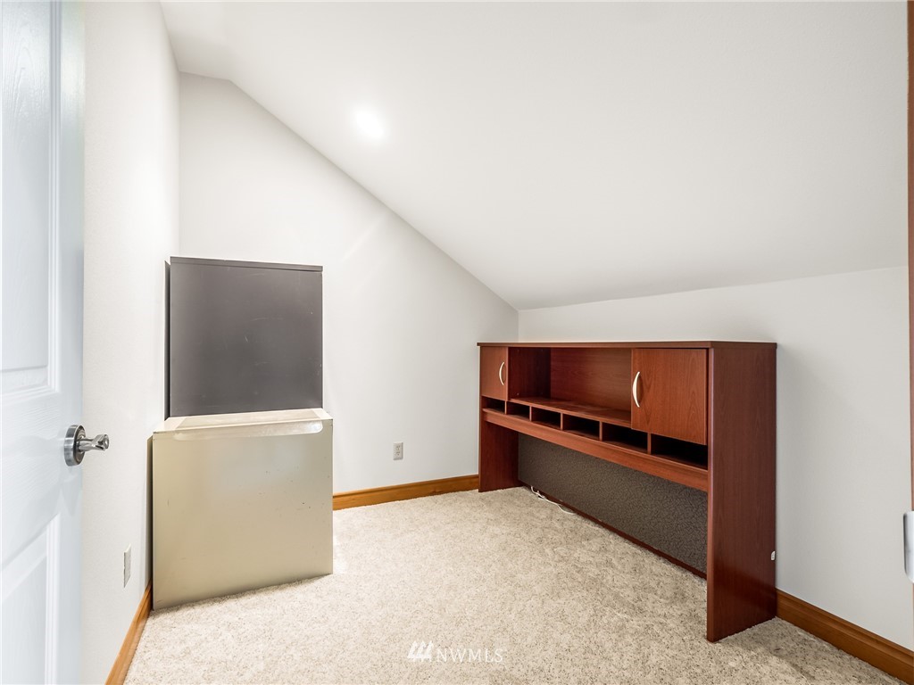 534 Tennessee Road Winlock, WA 98596 - Photo 23 of 40 a view of workspace with furniture