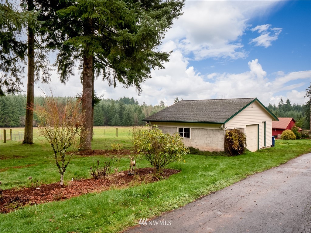 534 Tennessee Road Winlock, WA 98596 - Photo 26 of 40 a view of a house with backyard and garden
