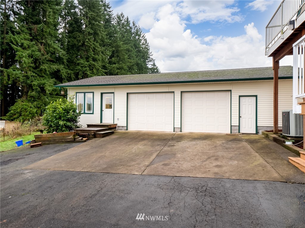534 Tennessee Road Winlock, WA 98596 - Photo 27 of 40 a view of a house with backyard and parking