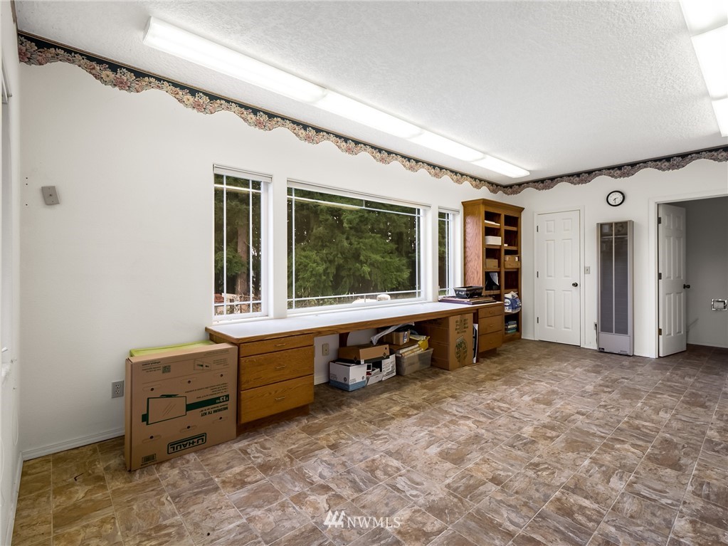 534 Tennessee Road Winlock, WA 98596 - Photo 28 of 40 a room with furniture and window