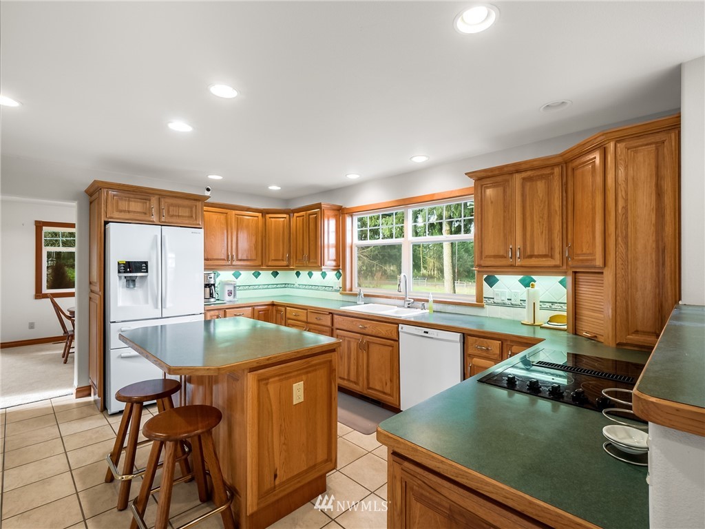 534 Tennessee Road Winlock, WA 98596 - Photo 7 of 40 a kitchen with a sink table and chairs