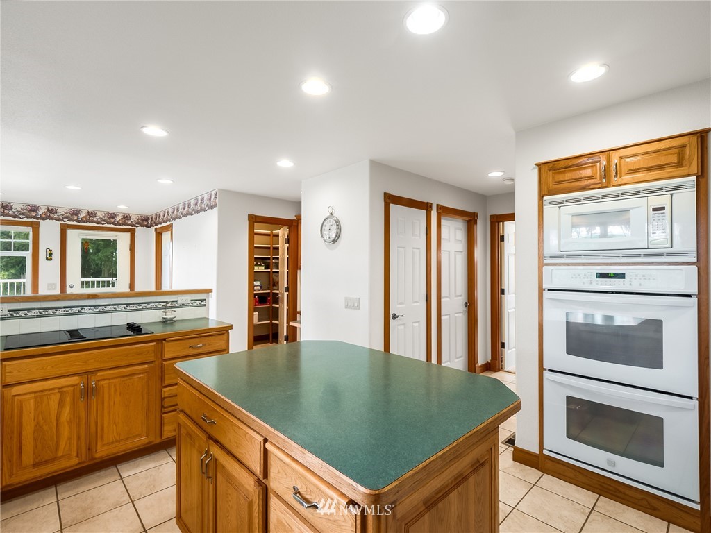 534 Tennessee Road Winlock, WA 98596 - Photo 9 of 40 a kitchen with stainless steel appliances granite countertop a stove and a sink