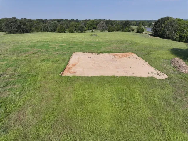 a view of a grassy area