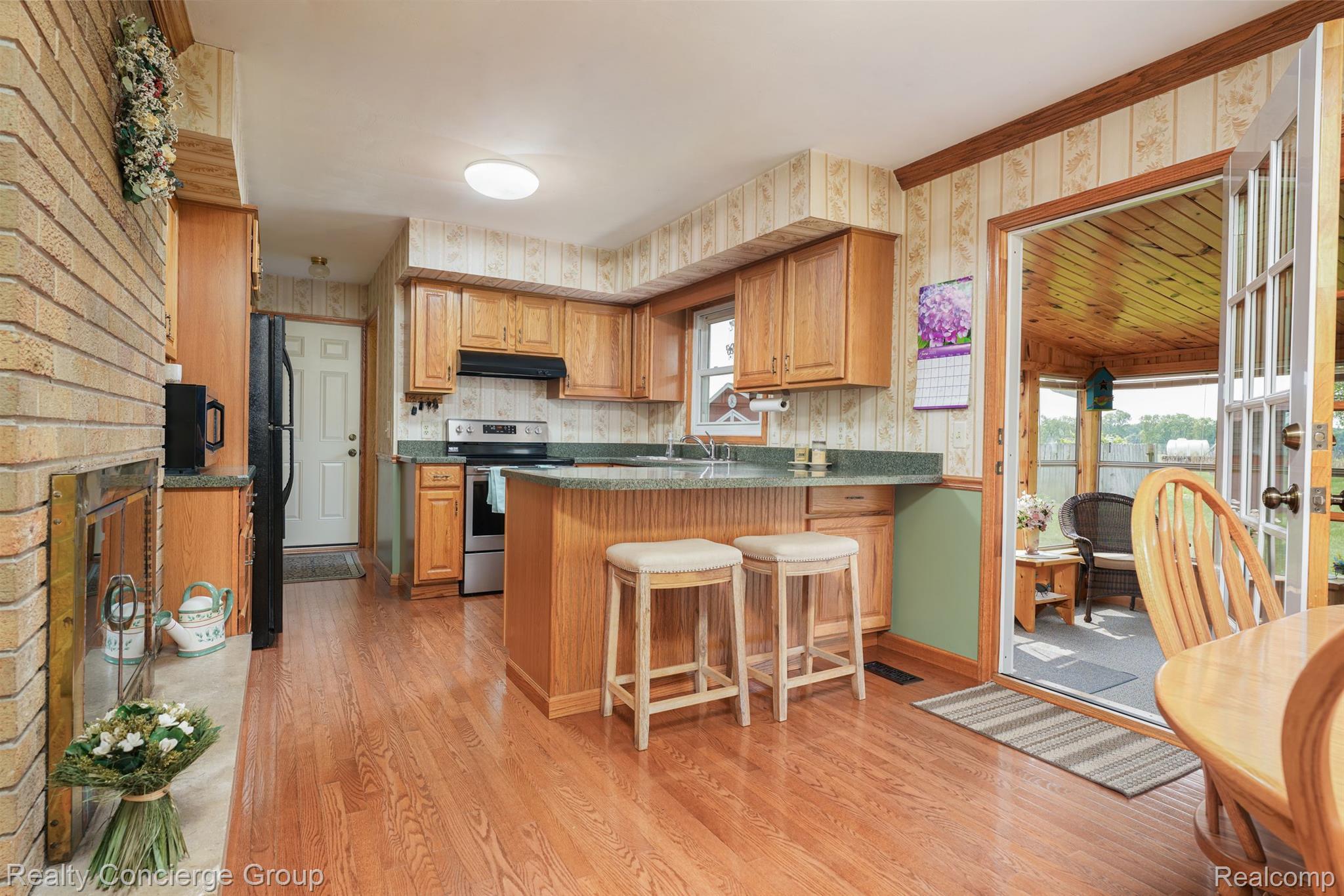 Open kitchen & dining w/ impeccable hw flooring