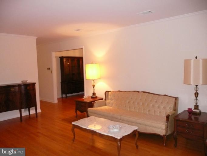 8 Algonquin Road Cambridge, MD 21613 - Photo 1 of 14 Living Room