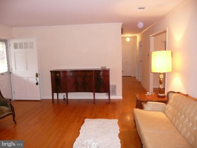 8 Algonquin Road Cambridge, MD 21613 - Photo 4 of 14 Living Room