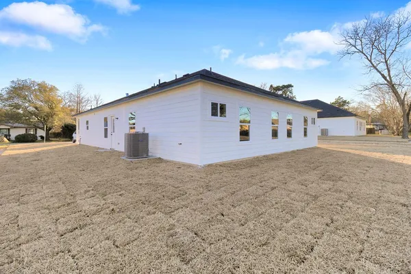 $1,700 | 104 Runnels Street, Willis, TX 77378