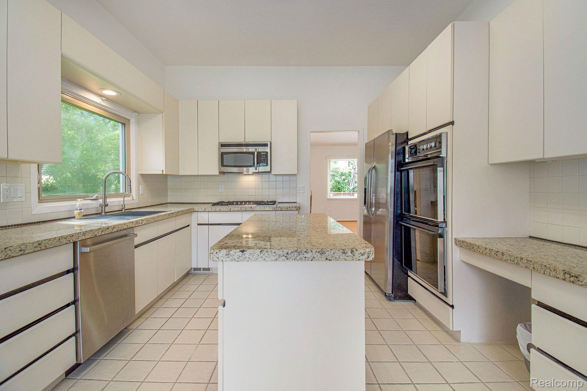 5262 Simpson Lake Road West Bloomfield, MI 48323 - Photo 12 of 39 Spacious and open