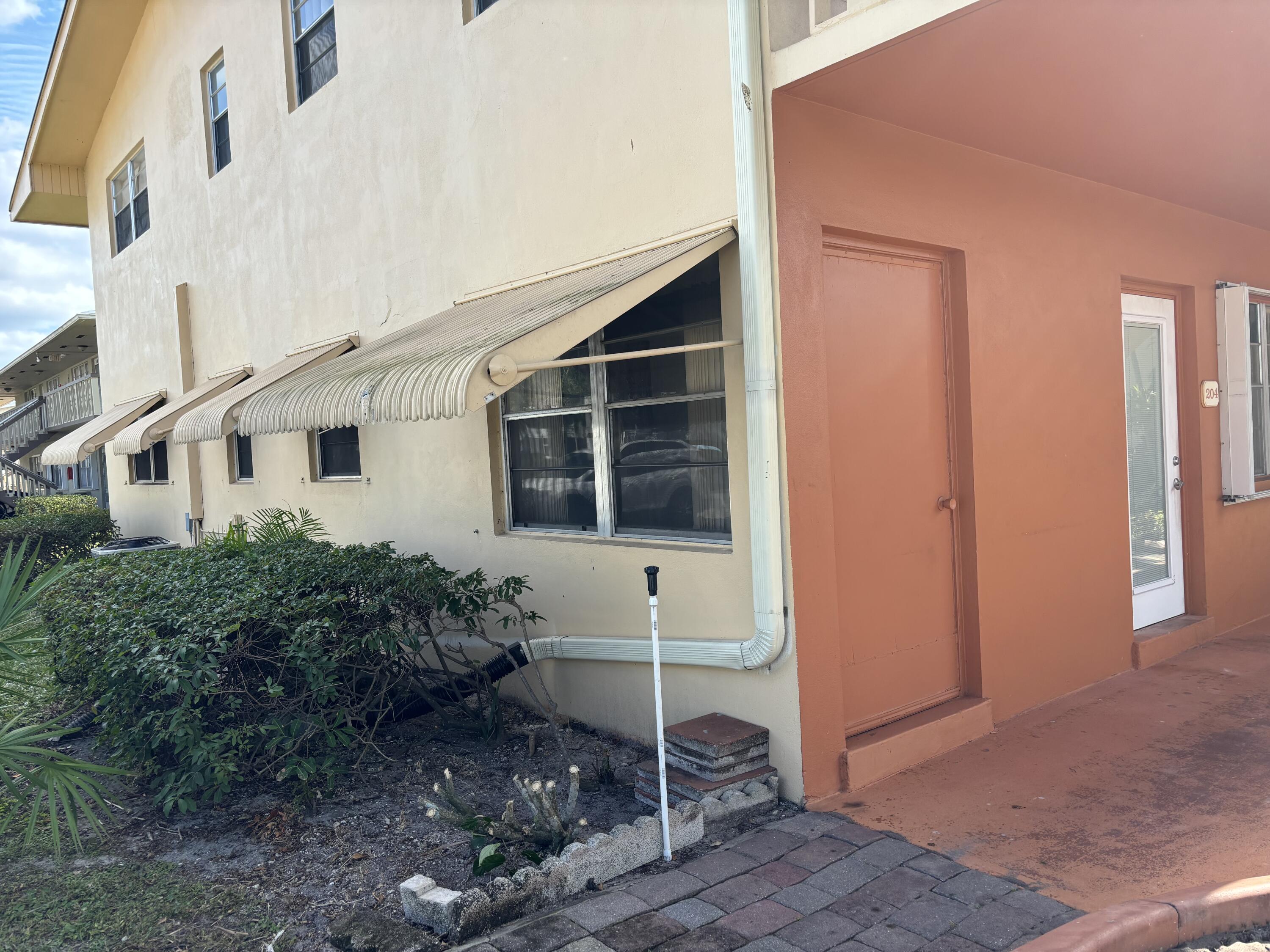 204 Salisbury I, Unit 204 West Palm Beach, FL 33417 - Photo 13 of 14 a view of a house with backyard