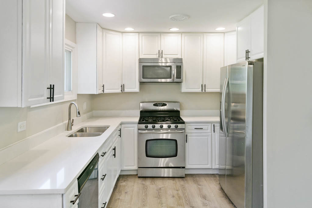 5644 Crestwood Road Matteson, IL 60443 - Photo 4 of 20 a kitchen with a stove a refrigerator and a sink