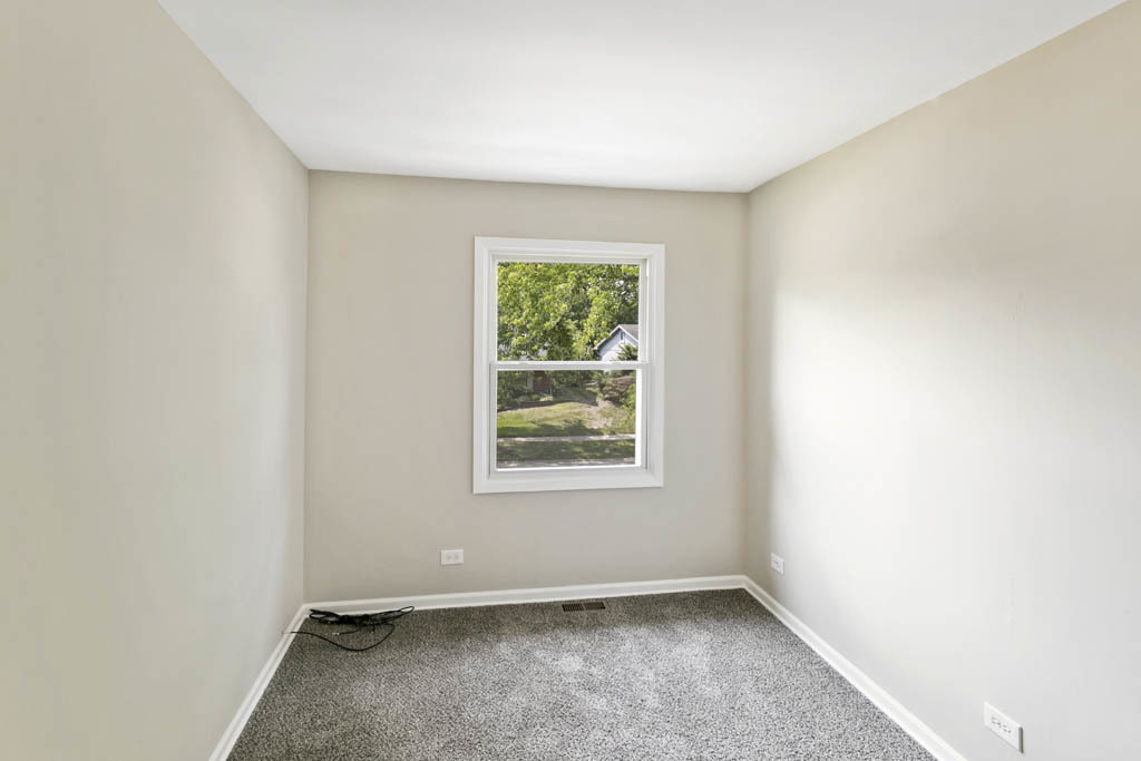 5644 Crestwood Road Matteson, IL 60443 - Photo 9 of 20 an empty room with a window