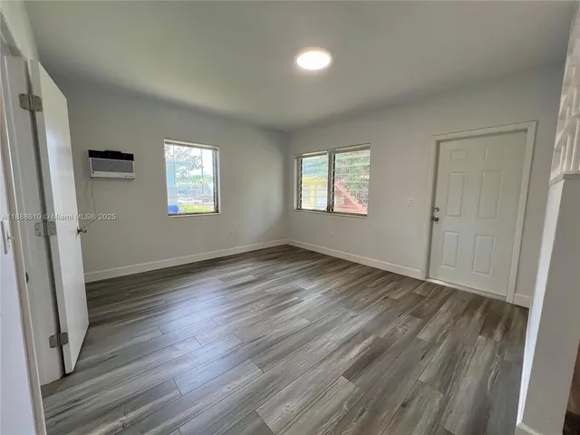 $1,700 | 962 Northwest 6 Street, Unit 2, Miami, FL 33136