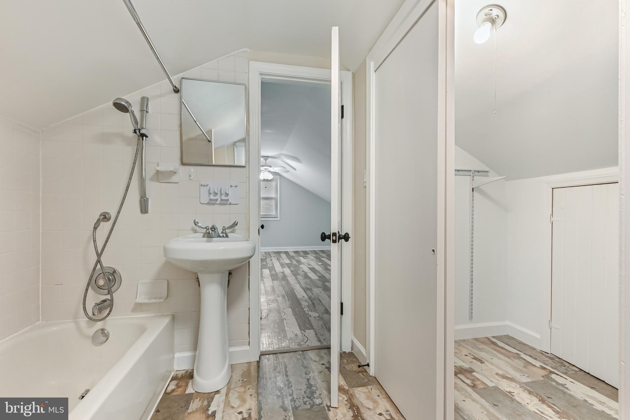 313 Orchard Road Edgewater, MD 21037 - Photo 29 of 48 a bathroom with a bathtub sink and mirror