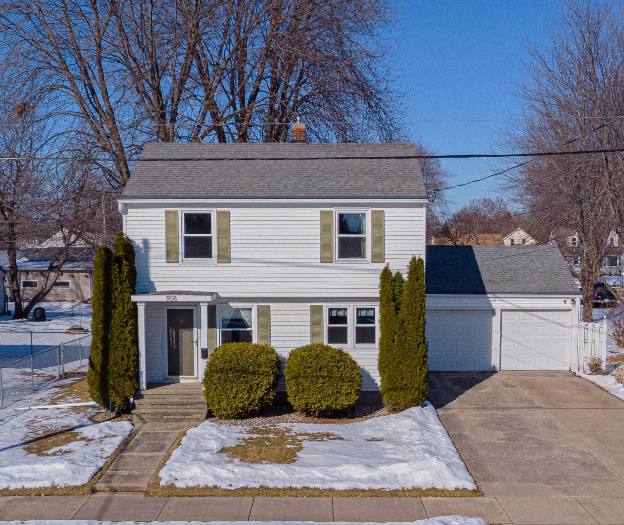 908 8th Street Menasha, WI 54952 - Photo 1 of 49