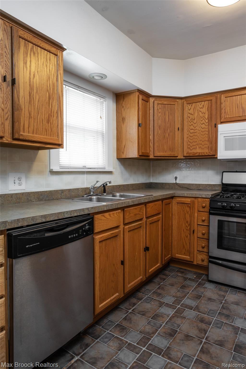 25 Wellesley Drive Pleasant Ridge, MI 48069 - Photo 14 of 31 Main Level Kitchen