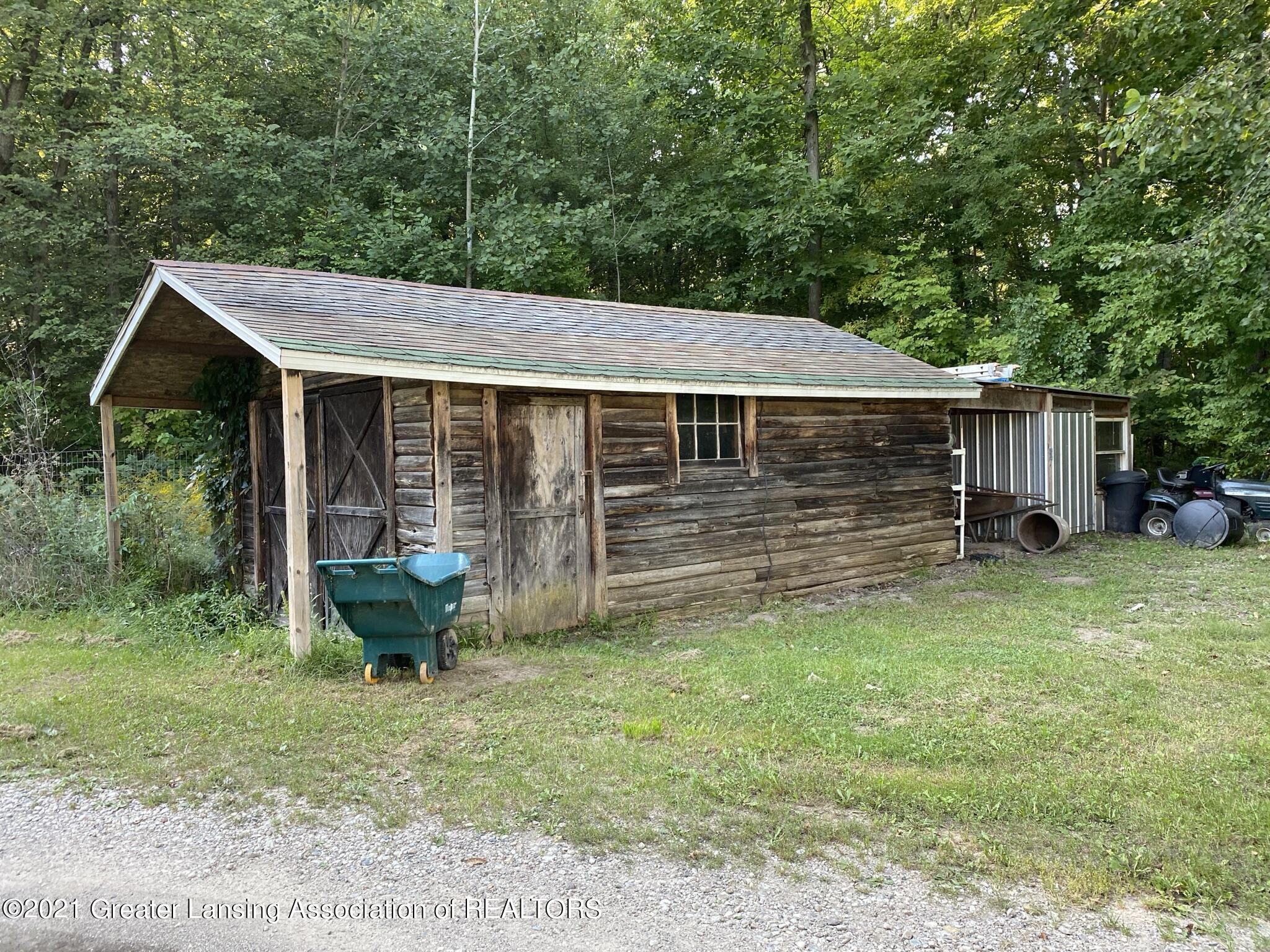 8650 West Jason Road St. Johns, MI 48879 - Photo 27 of 37 27 Barn and chicken coop