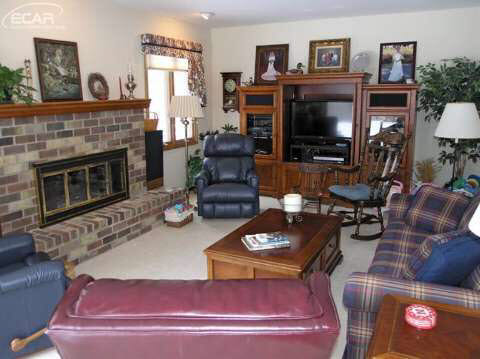 6302 Kings Pointe Road Grand Blanc, MI 48439 - Photo 8 of 37 20430272-7.JPG