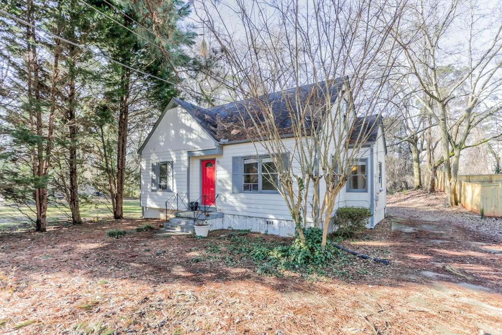 Charming cottage conveniently located in high demand Keswick Village neighborhood.  
