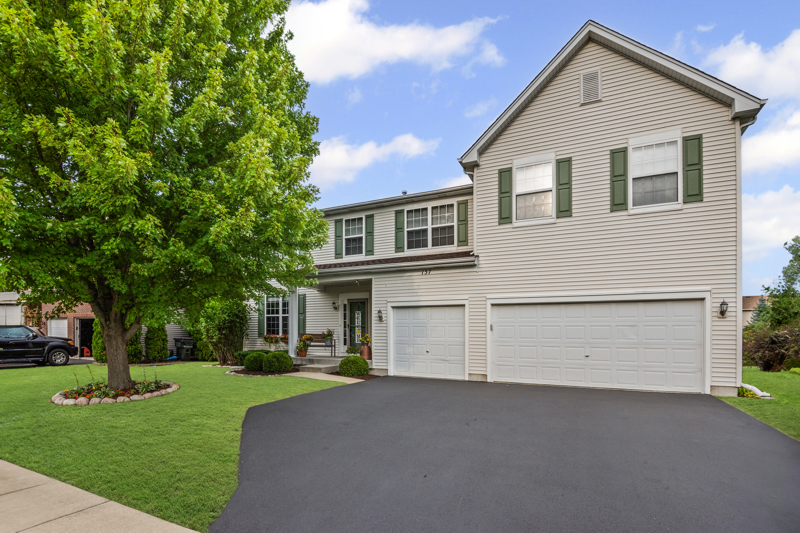 a view of a house with a yard