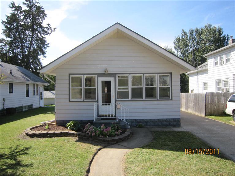 3306 Cleveland Street Clinton, IA 52732 - Photo 1 of 6 Gallery Image 1