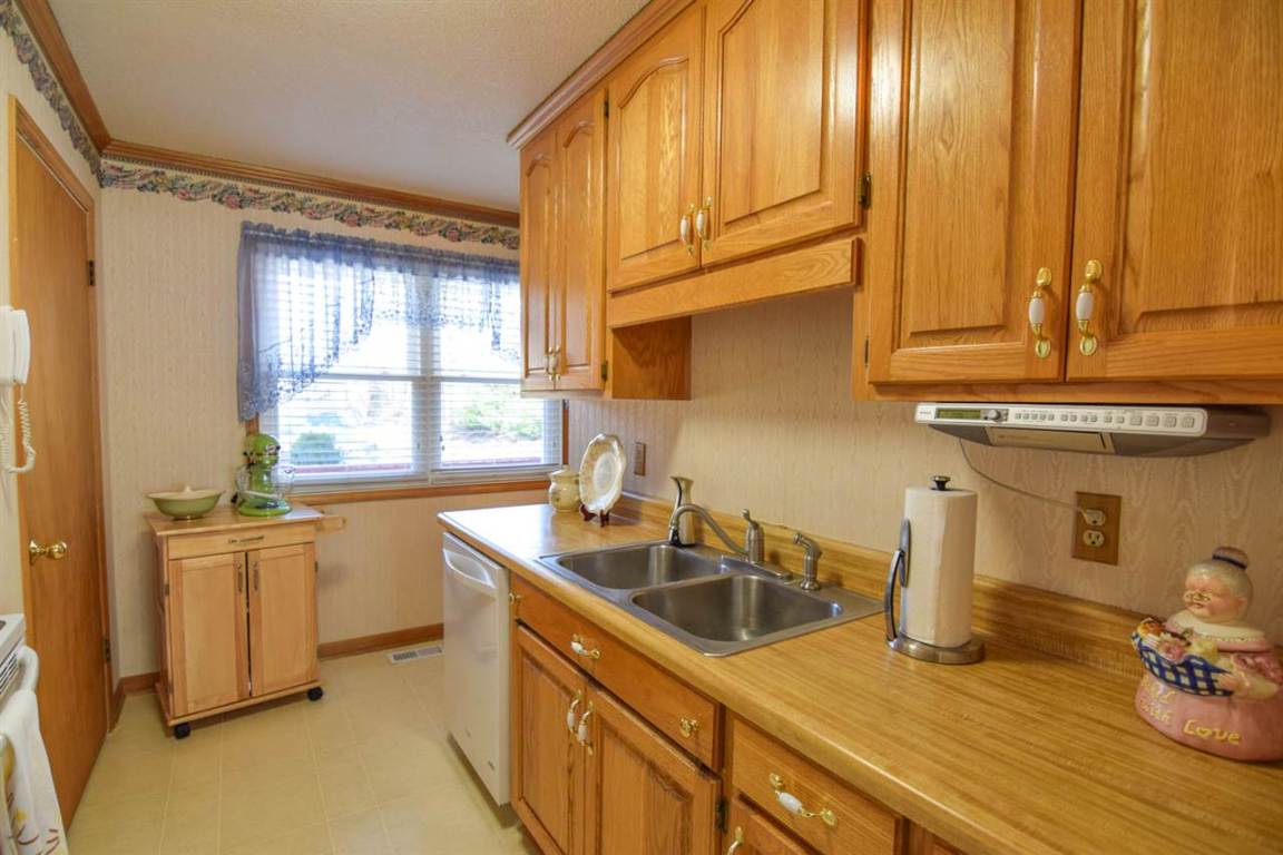 130 Apple Orchard Road Mountain Rest, SC 29664 - Photo 12 of 32 Lots of cabinet space!