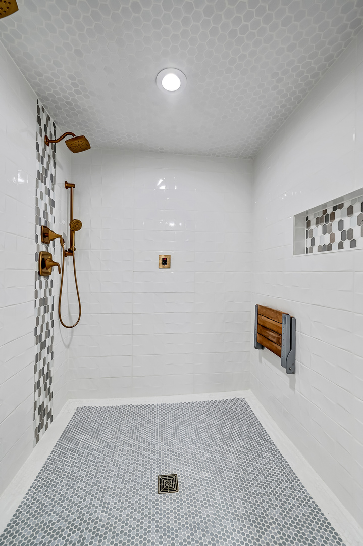 3220 Meyers Road Oak Brook, IL 60523 - Photo 16 of 43 a view of a room with basketball court