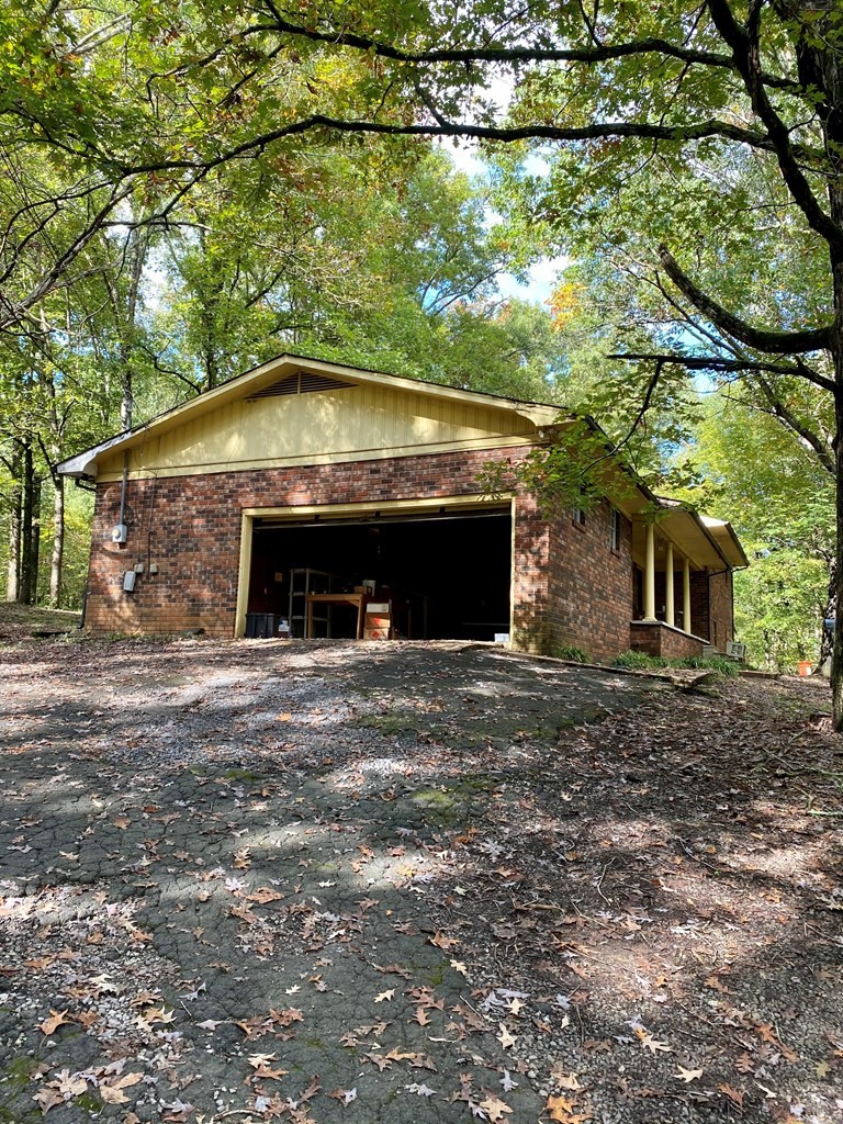 8693 Eureka Road Northwest Charleston, TN 37310 - Photo 7 of 35 a front view of a house with a garden
