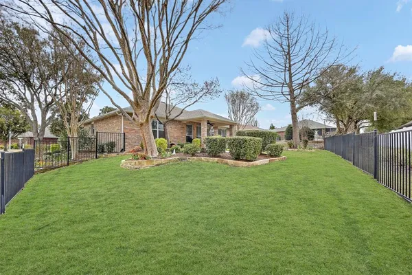 a view of a yard in front of house