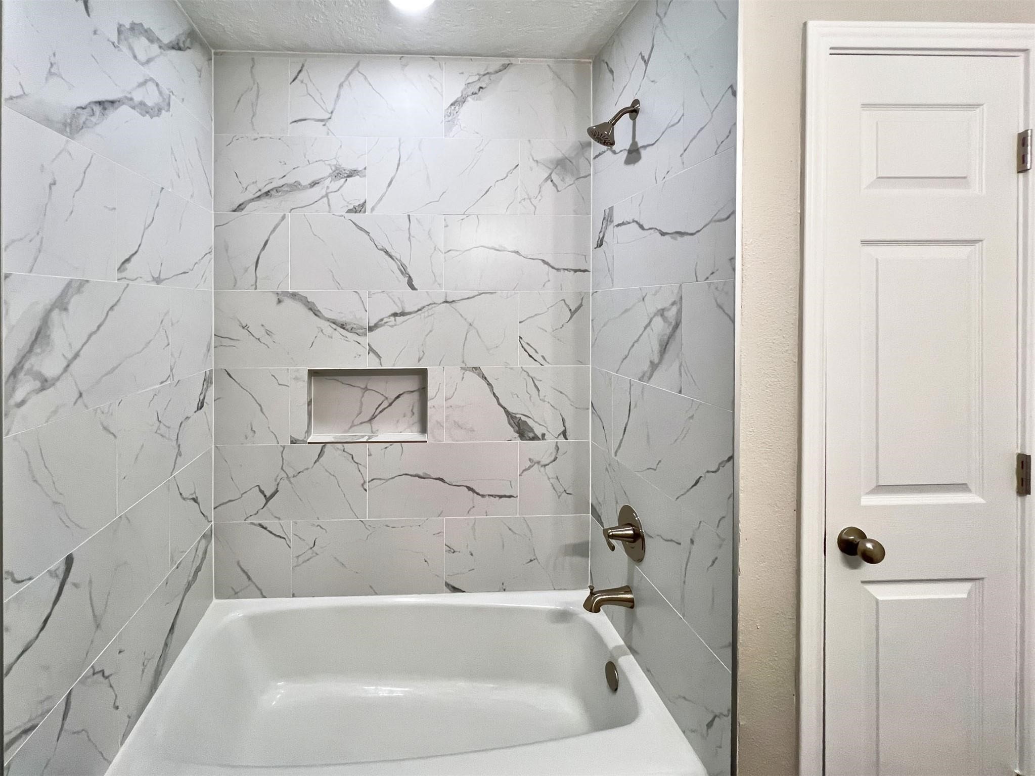 415 Sevenhampton Lane Houston, TX 77015 - Photo 23 of 28 Main bath