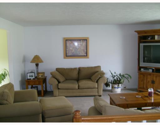 36 Erie Mine Road Burgettstown, PA 15021 - Photo 3 of 18 Living Room.