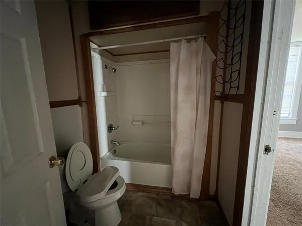 en empty room with windows and closet