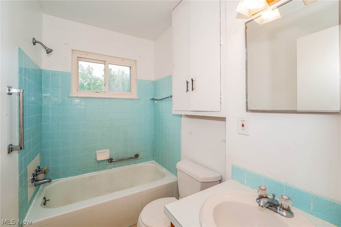 2508 Primewood Road Akron, OH 44305 - Photo 10 of 20 Full bathroom with vanity, toilet, and tiled shower / bath combo