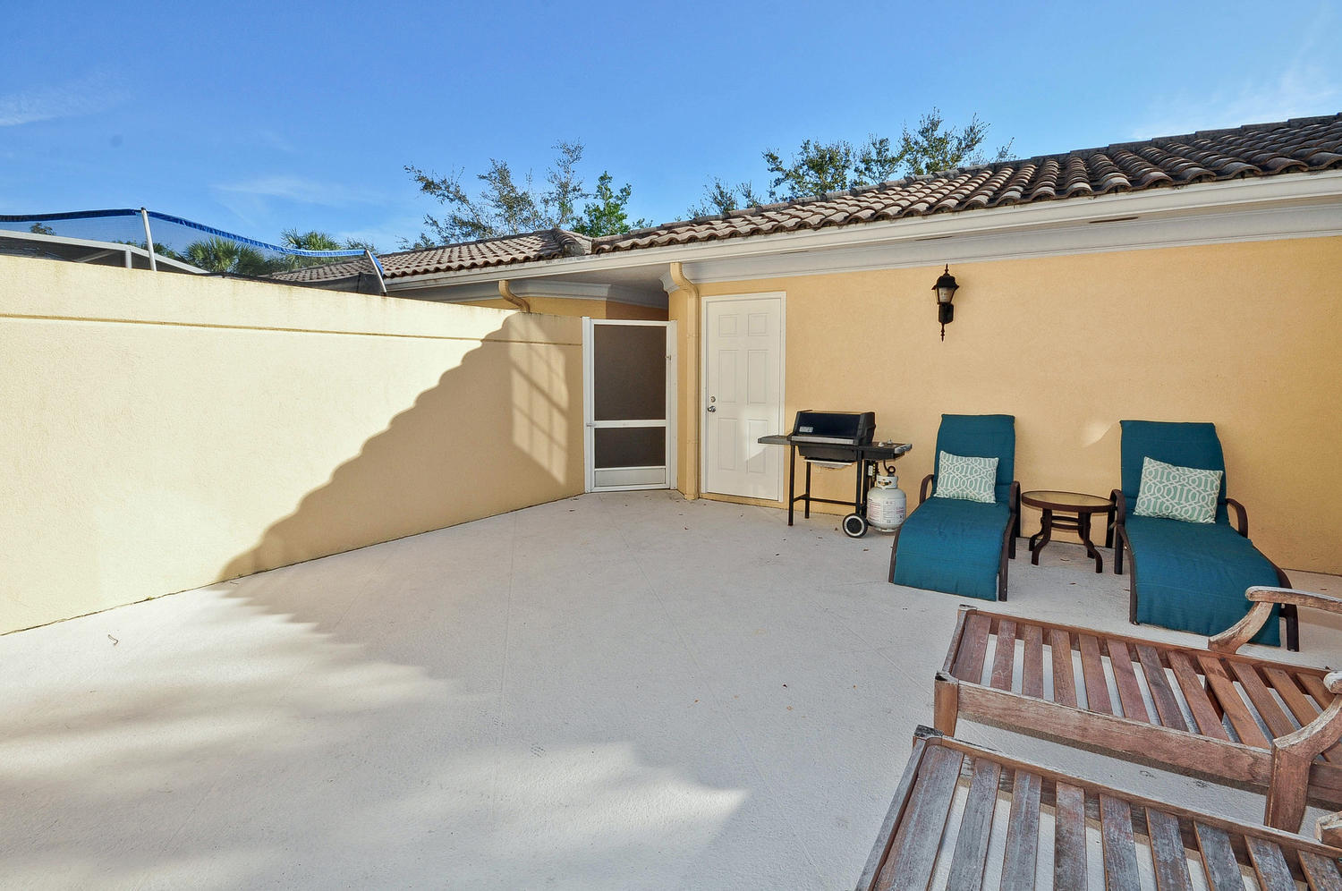 4135 Community Drive Jupiter, FL 33458 - Photo 16 of 39 a balcony with table and chairs