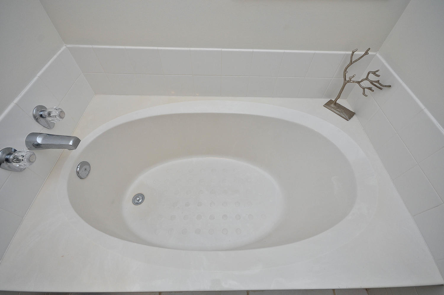 4135 Community Drive Jupiter, FL 33458 - Photo 24 of 39 a utility room with bathtub and shower