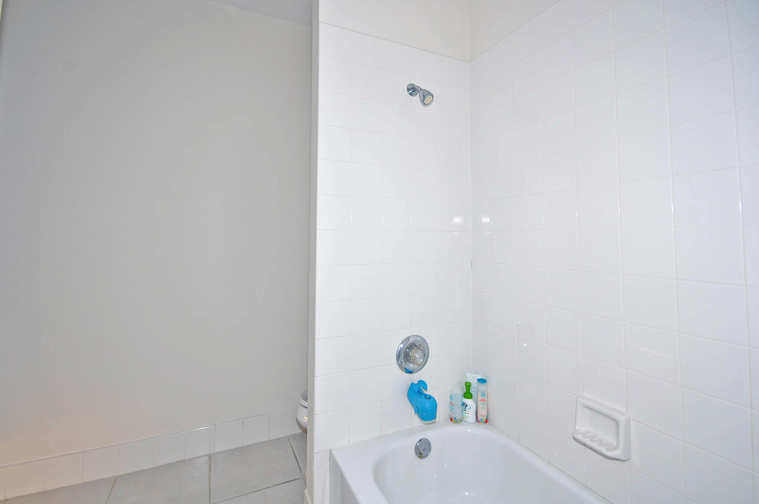 4135 Community Drive Jupiter, FL 33458 - Photo 28 of 39 a bathroom with a tub