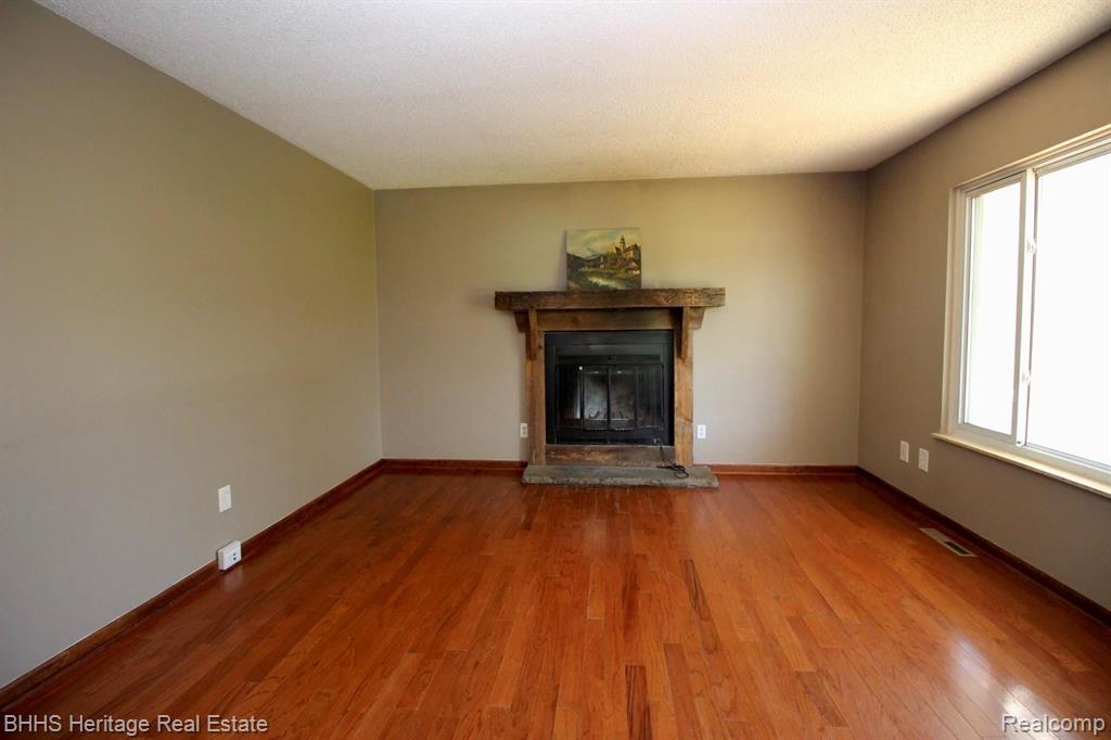 10267 Byron Road Howell, MI 48855 - Photo 4 of 35