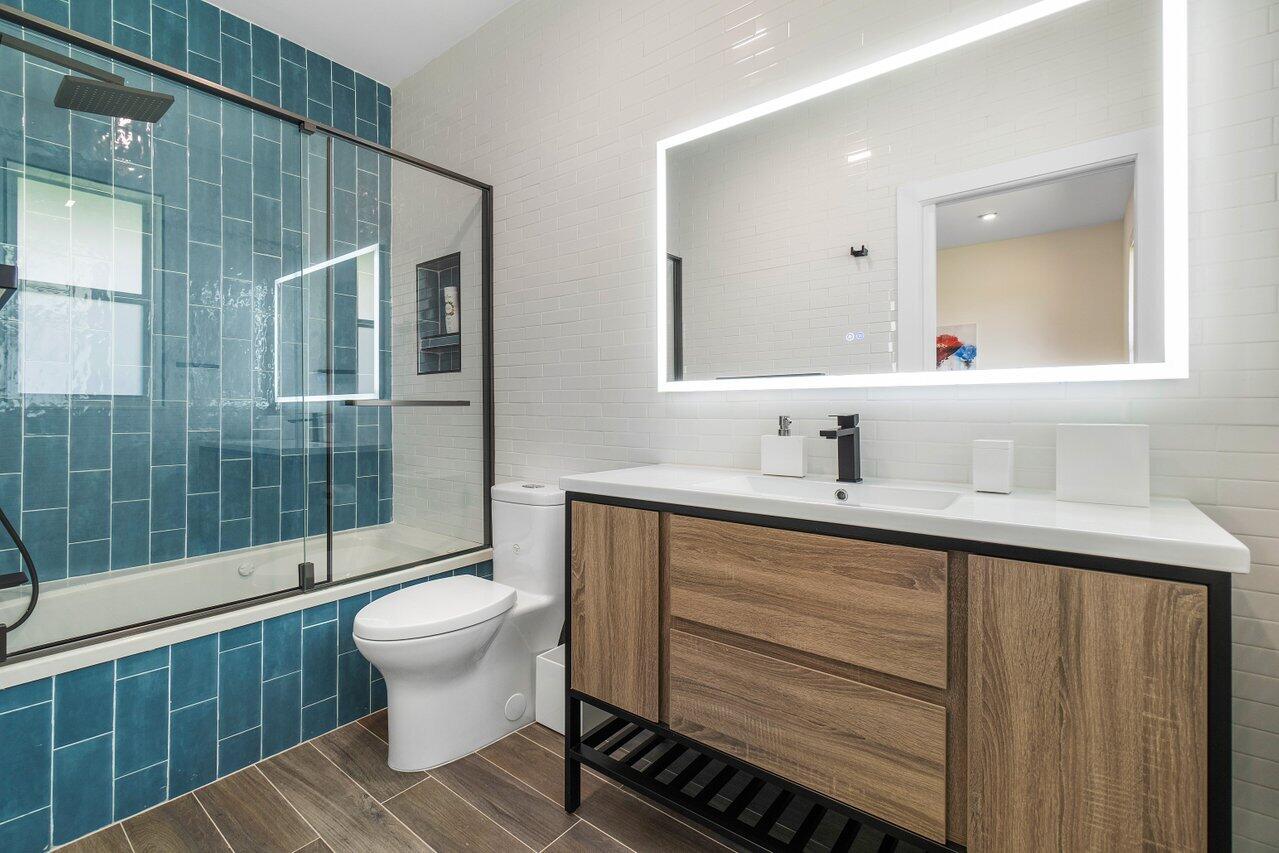 4920 Bocaire Boulevard Boca Raton, FL 33487 - Photo 28 of 61 Guest bath