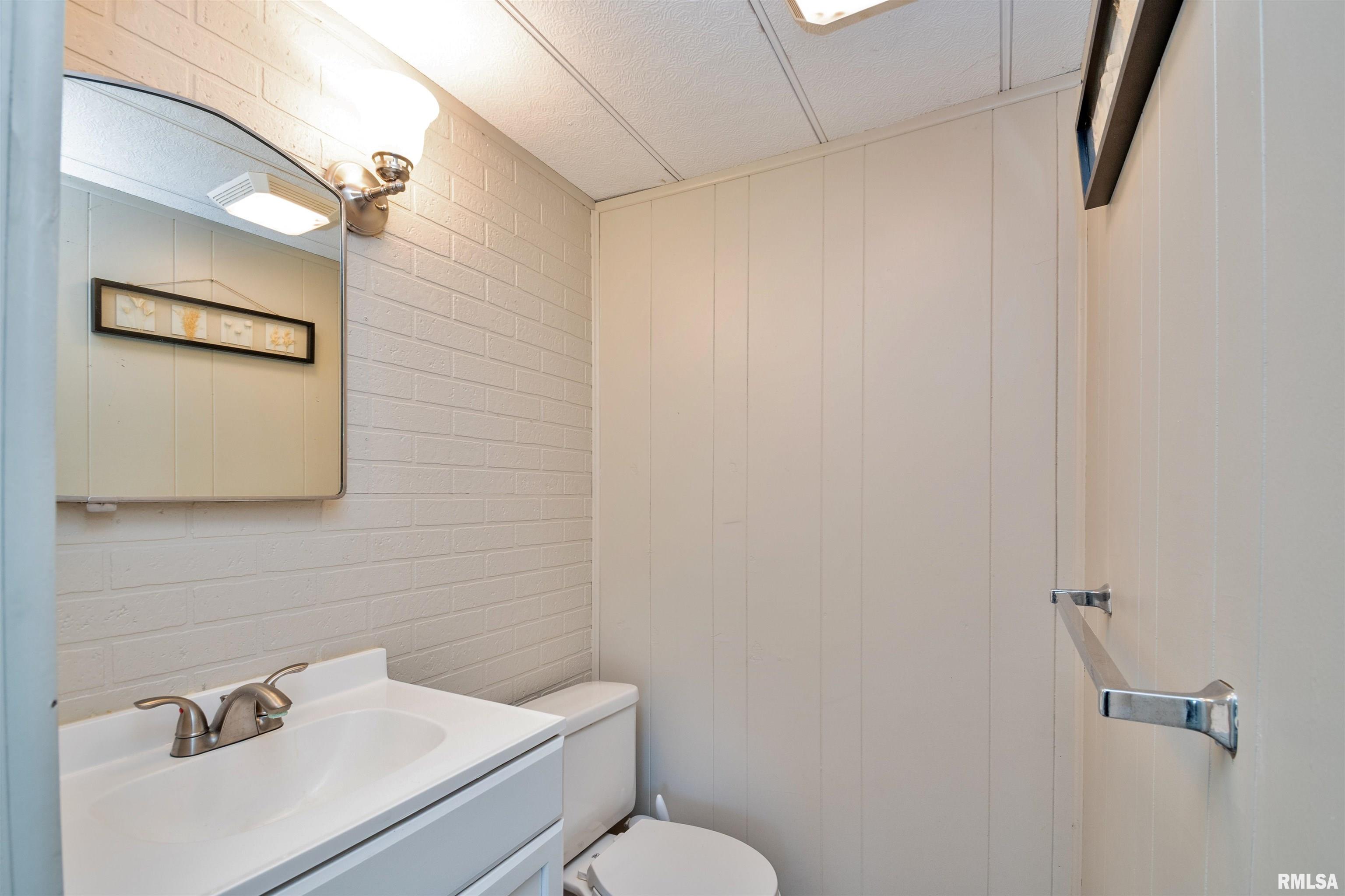 2401 Lakeview Road South Dahinda, IL 61428 - Photo 21 of 38