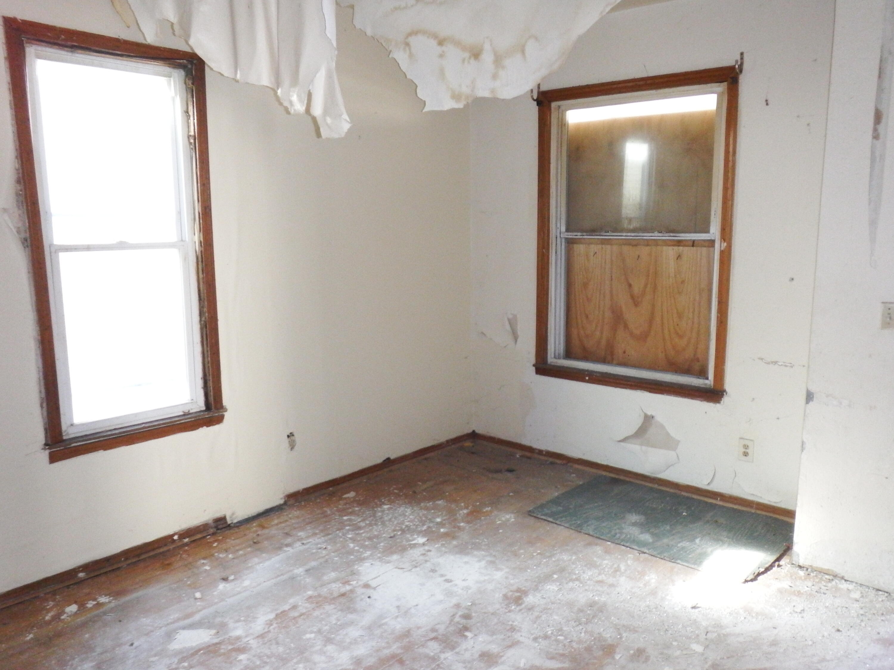 2632 North 28th Street Milwaukee, WI 53210 - Photo 5 of 15 living room