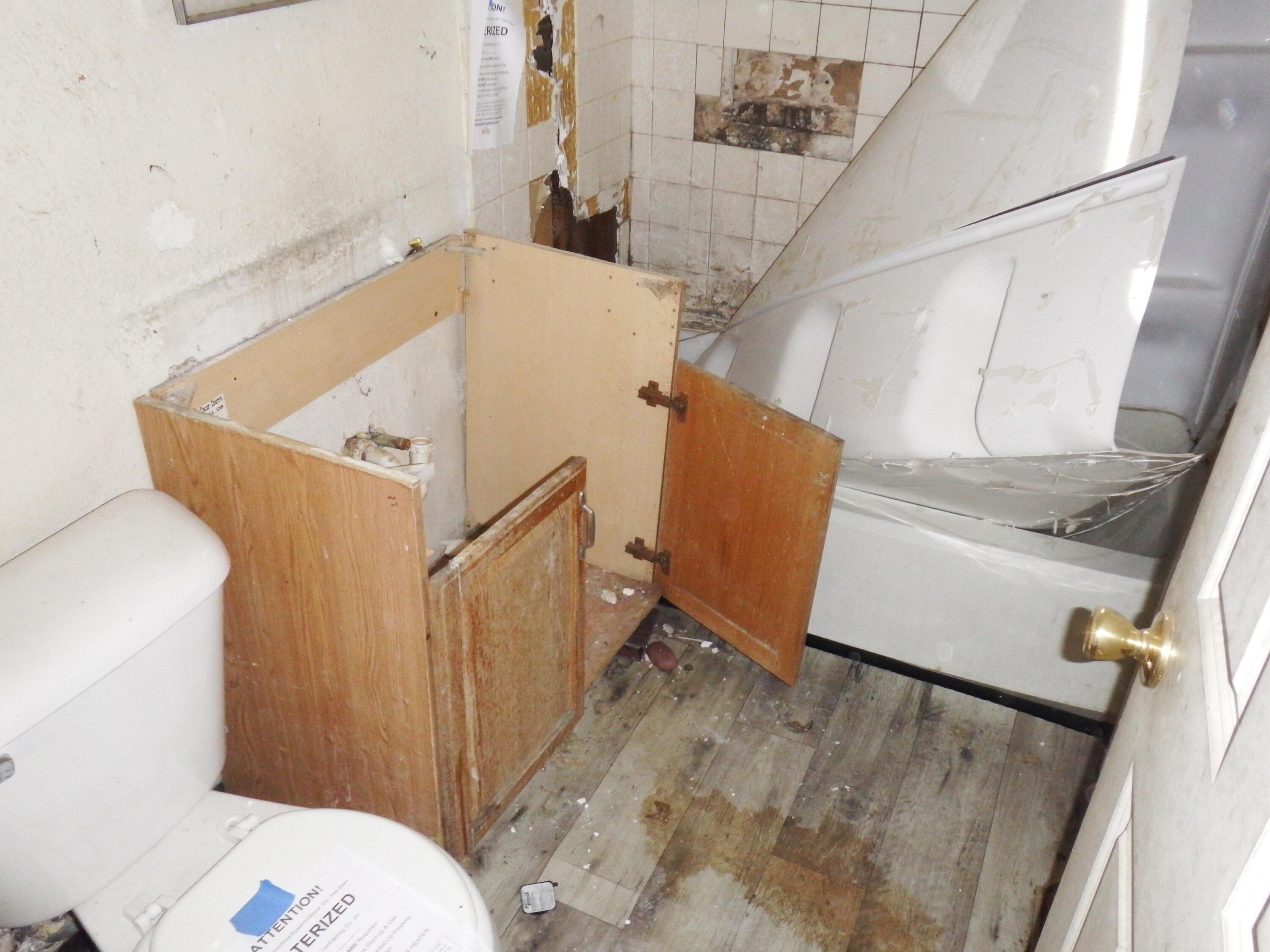 2632 North 28th Street Milwaukee, WI 53210 - Photo 8 of 15 bathroom