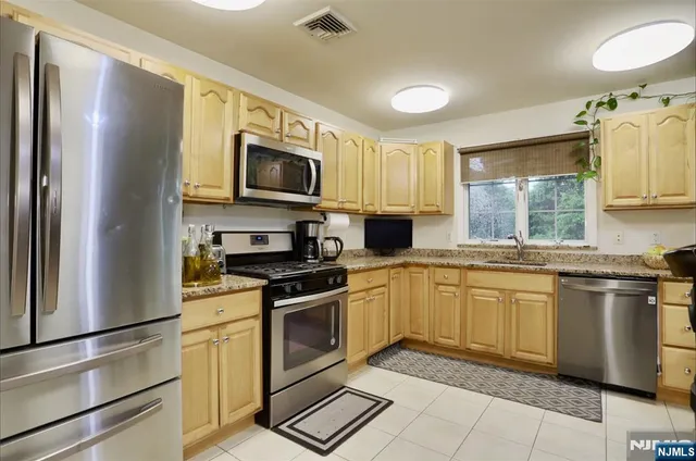 $860,000 | 386 A Park Avenue, Fairview, NJ 07022